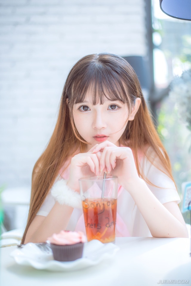 “周瑜一死，这所谓的联盟也就成了一个笑话。”吕布敲了敲桌子，看向贾诩笑道：“文和，你说我们下一步该怎么做？”